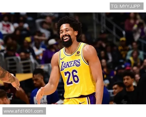 尼克斯与湖人激战正酣现场直播精彩瞬间回顾与分析