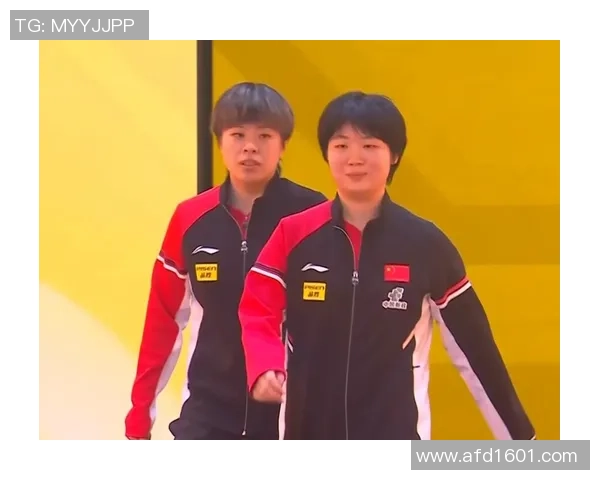 女单颁奖礼:冠军王艺迪面带微微的笑脸,亚军笑脸绚烂,十分骄傲